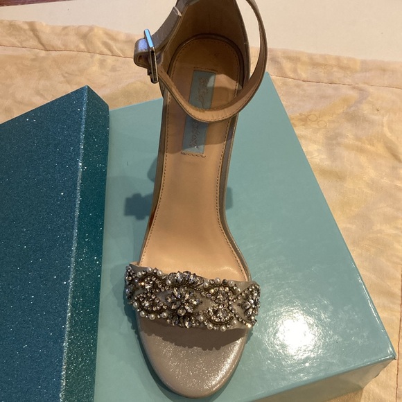 ❤️- NIB! New Listing! BETSY JOHNSON Juno Strappy Sanadal Silver 8.5 - Picture 14 of 16